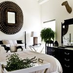 المرايا في داخل غرفة النوم