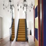 المرايا في الداخل على طول الدرج