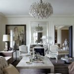 المرايا في داخل القاعة