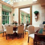 مرآة في داخل غرفة المعيشة