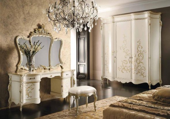 مرآة في غرفة النوم