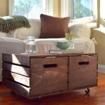 طاولة القهوة بأيديهم من الصناديق