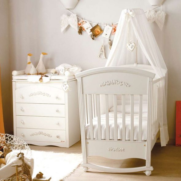 المظلة على الصورة سرير