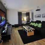 الأرائك السوداء في الداخل