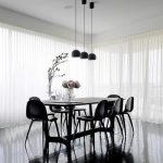 Chernye stulja i pol stolovoj