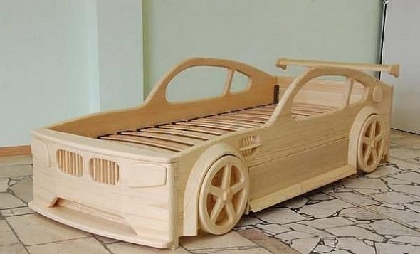 سرير أطفال مزخرف من كتلة شجرة