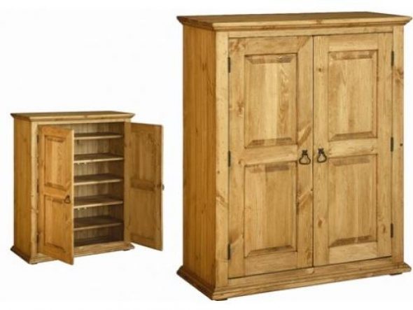 الأثاث الخشبي يبدو طبيعيا