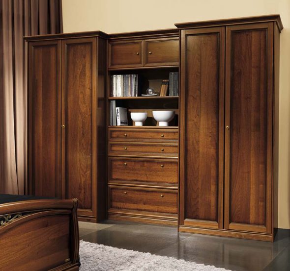 خزانة خشبية