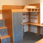 سرير علوي مع مساحة العمل