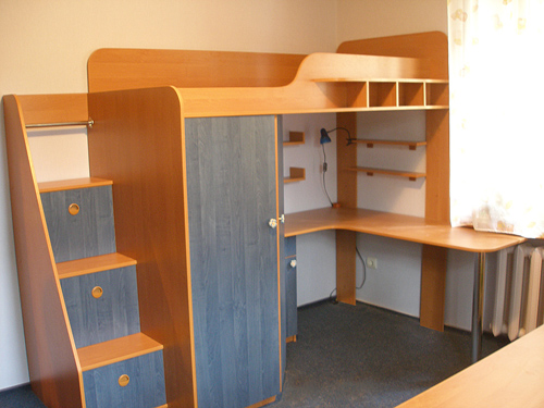 العلية سرير الأطفال مع منطقة عمل