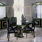 يحب المصممون اختيار الأثاث الأسود لمساحة الاستوديو.