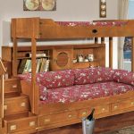 سرير بطابقين في سن المراهقة من كتلة من شجرة