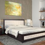 سرير مزدوج رفع في الداخل من غرفة النوم