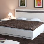 رفع سرير مزدوج في غرفة النوم