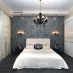 الشمعدان على السرير في غرفة النوم