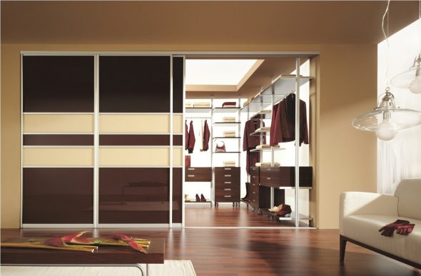 المدمج في خزانة الملابس