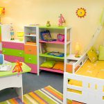 غرفة داخلية لصبي صغير