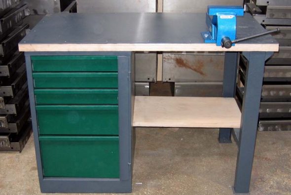 منضدة معدنية