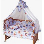 كيفية شنق المظلة على سرير