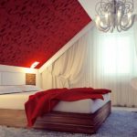 الشمعدان على السرير في غرفة النوم