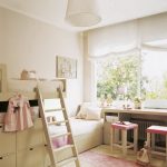 طفل صغير في غرفة صغيرة