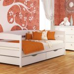 سرير جميل باللون الأبيض