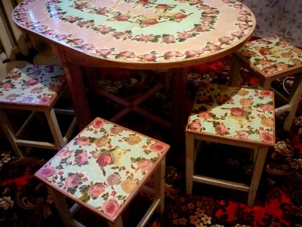 طاولة الطعام decoupage الجميلة والبراز