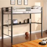 سرير علوي للكبار في الغرفة