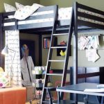 يناسب السرير العلوي تمامًا المناطق الداخلية للشخص