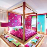 سرير خشبي في الداخل