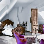 سرير خشبي في غرفة النوم