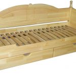 سرير الأطفال بيديه