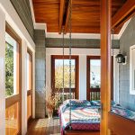 سرير مصنوع من الخشب الصلب الحديث