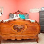 سرير الخشب الصلب في غرفة النوم