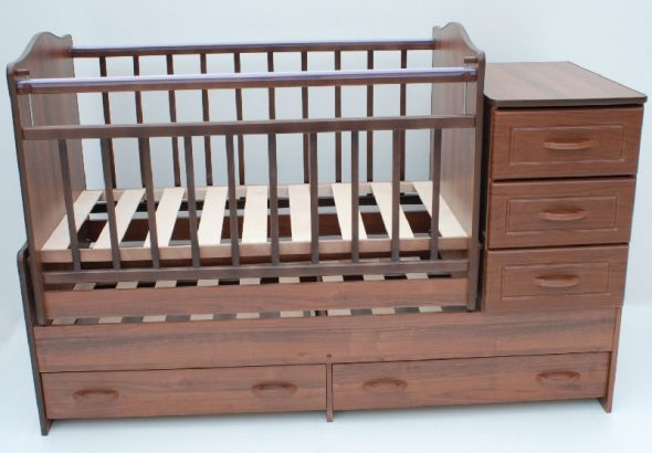 السرير مع البندول عرضية