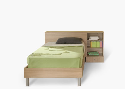 السرير مع كوربستوني للحضانة