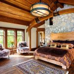 أسرة خشبية في غرفة النوم الداخلية