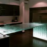 يحتوي سطح المطبخ على شعلات مدمجة.