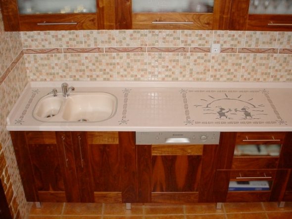 طاولة المطبخ مع البطانة الفنية