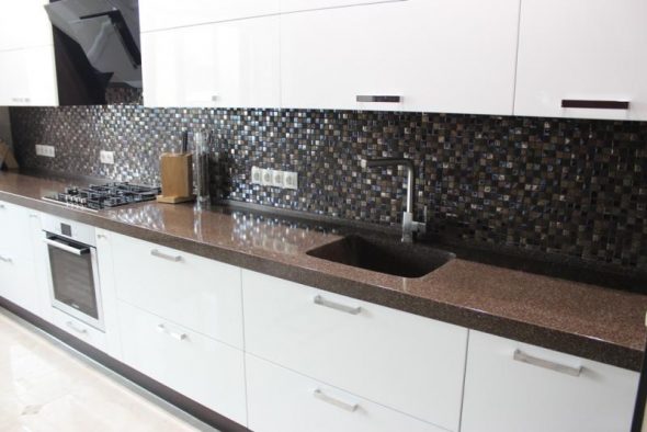 سطح عمل المطبخ مع بالوعة