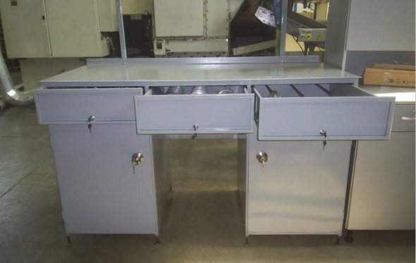 منضدة معدنية