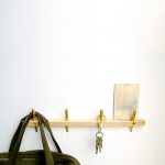 علاقة حائط مصنوعة من الخشب تفعلها بنفسك