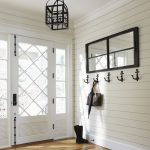 شماعات الجدار في الردهة