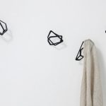 شماعات الجدار في الصورة المدخل