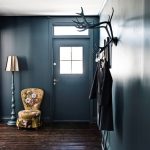 شماعات الجدار في الردهة