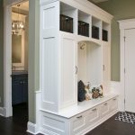 مدخل لخزانة بيضاء ضيقة الممر