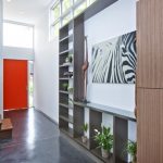 المدخل لباب ضيق أحمر الممر