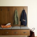 قاعة المدخل لممر ضيق مع الأثاث