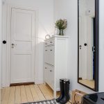 مدخل لممر ضيق مع مرآة