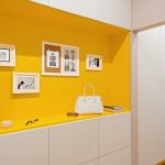 مدخل لممر ضيق أصفر